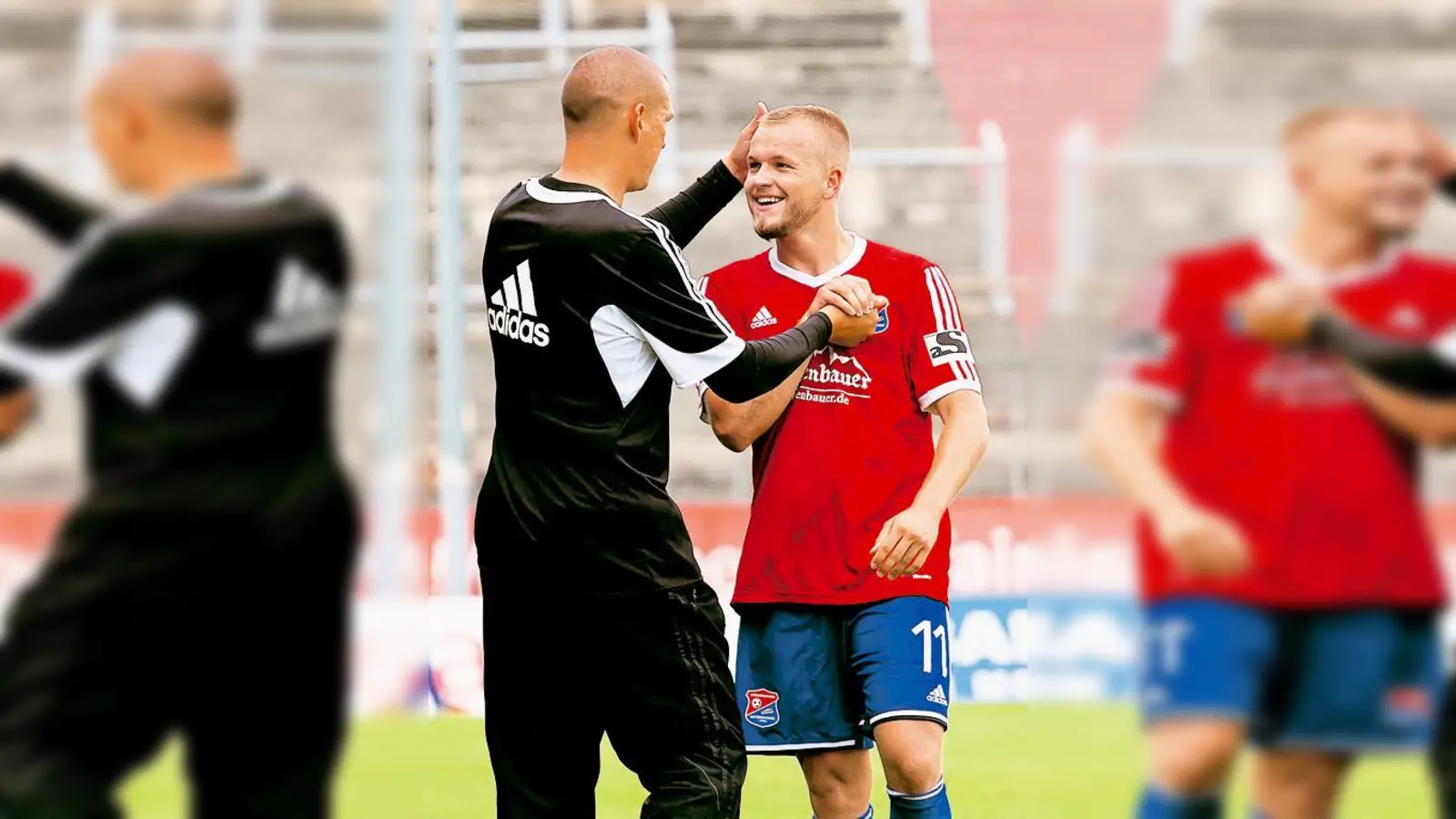 Zuletzt dreifacher Torschütze: Pascal Köpke holt sich das Lob von Trainer Christian Ziege ab. 	 (Foto: Stefan Kukral/Archiv)