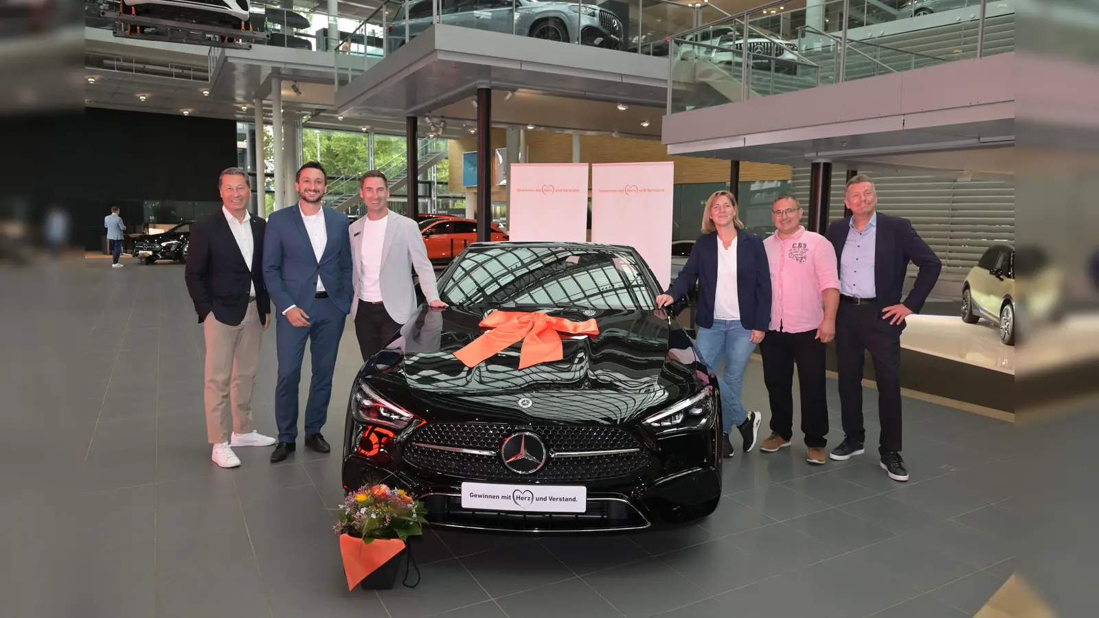 Michael Hüneke, Verkaufsleitung PKW Neufahrzeuge, Andreas Hohler, Markus Eichenseer, Geschäftsführender Vorstand Gewinnsparverein Bayern. Rechts: Gewinnerin Angela Ella Anna und Maximilian Gailer sowie Sven Schmettow (v. l.).  (Foto: red)