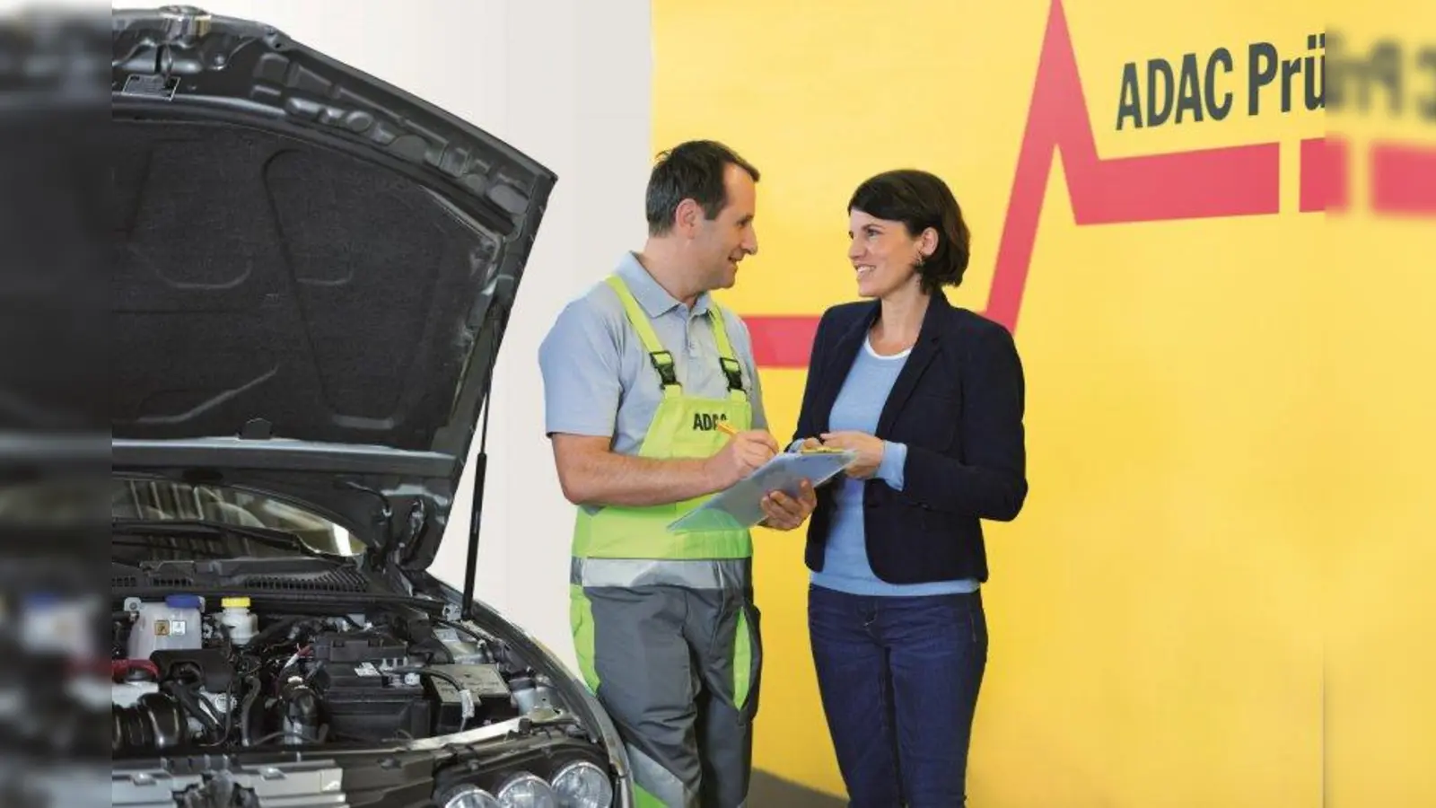 Im Prüfzentrum München checken die ADAC Techniker, ob noch genügend Kühlflüssigkeit in der Klimaanlage ist, und desinfizieren auf Wunsch die Lüftungskanäle. (Foto: ADAC)