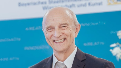 Markus Blume, Staatsminister für Wissenschaft und Kunst, überreichte Dr. Reinhard Hickel (rechts) das Bundesverdienstkreuz. (Foto: Axel Koenig)