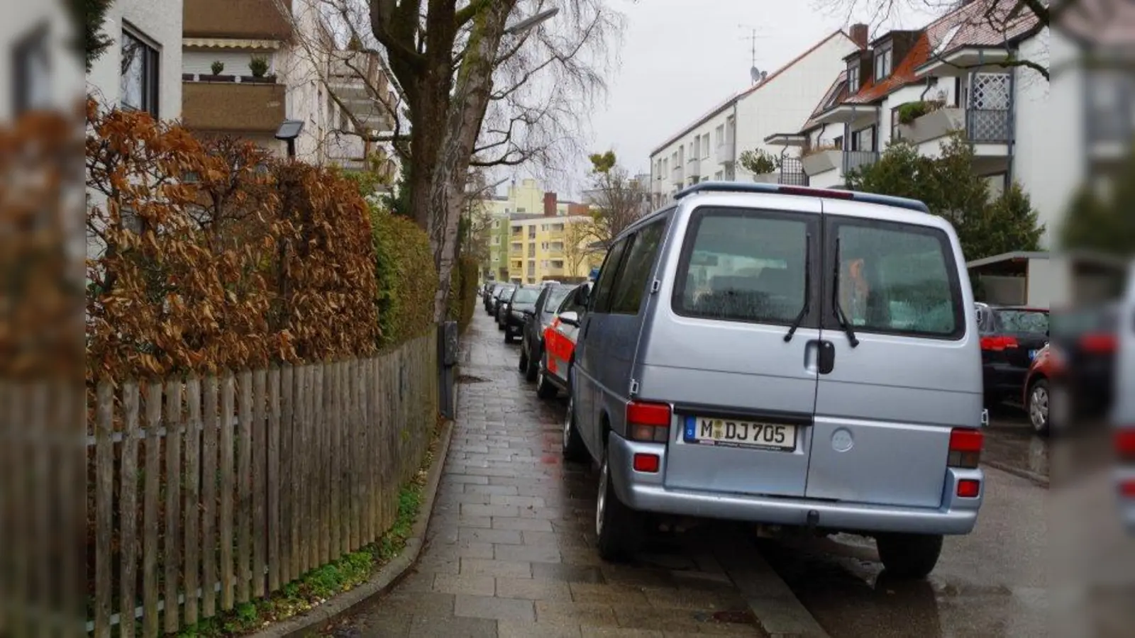 Das Gehwegparken, wie hier in der Joergstraße, gehört in vielen Laimer Wohnstraßen zum gängigen Straßenbild. (Foto: kö)
