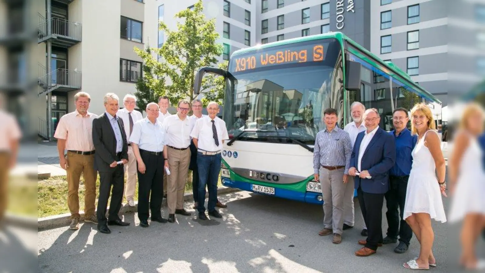 Vertreter aus Politik, Verwaltung und Wirtschaft bei der Inbetriebnahme der Expressbuslinie X910 (Foto: Landratsamt Starnberg)