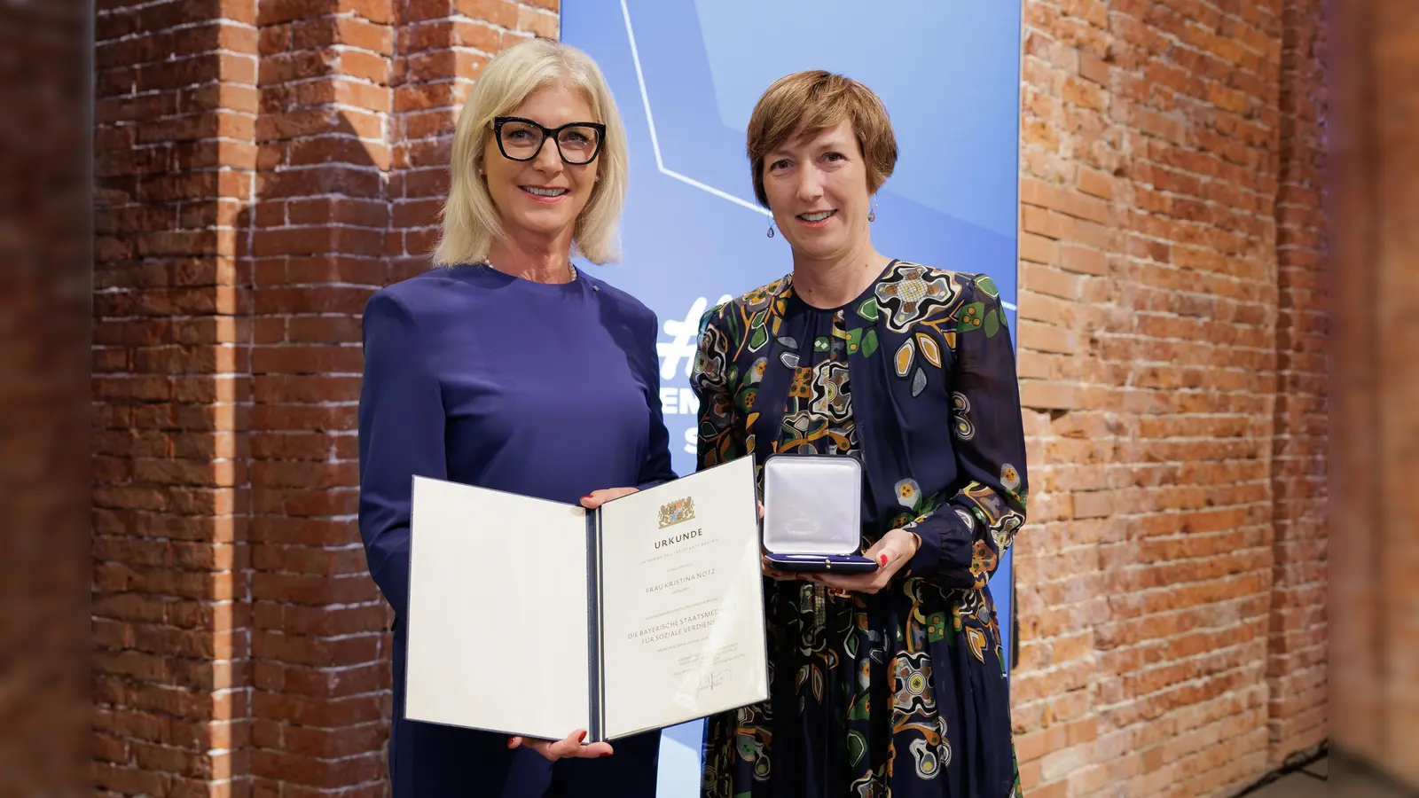 Sozialministerin Ulrike Scharf ehrte Kristina Notz mit der Staatsmedaille für Soziale Verdienste. (Foto: StMAS / Nötel / Schäffler)