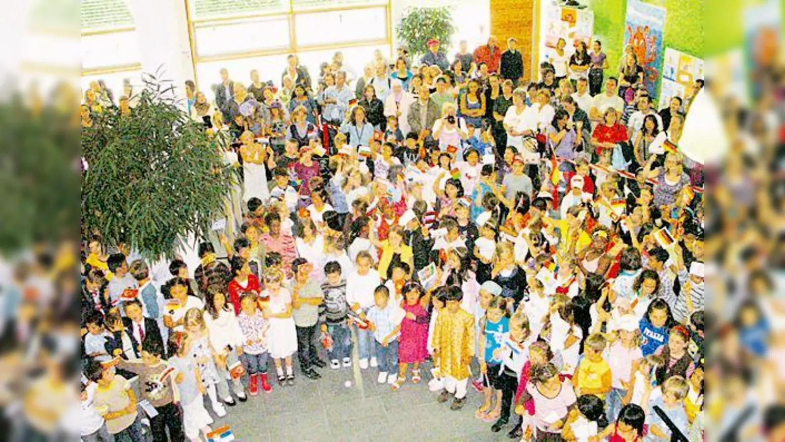 Viele Kinder aus zahlreichen Nationen feierten gemeinsam ihr Grundschul-Sommerfest.	 (Foto: VA)