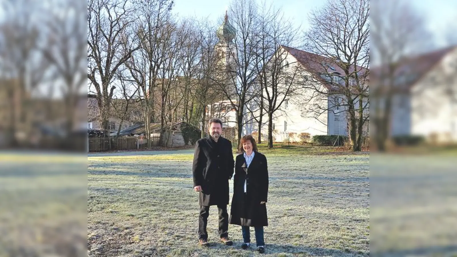 Marina Achhammer und Erwin Bohlig auf dem Festplatz gegenüber der Führichschule, wo zahlreiche Künstler auftreten werden. 	 (Foto: bus)
