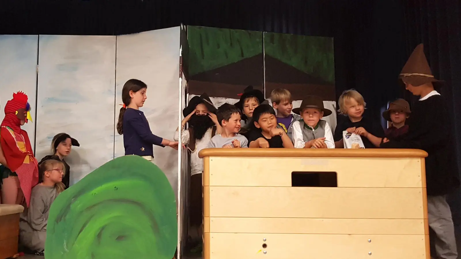 Die jüngeren Kinder zeigen das Singspiel „Die Bremer Stadtmusikanten”. (Foto: Winkler)