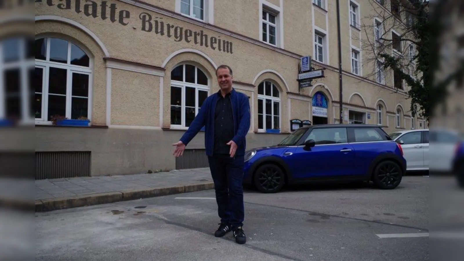 Hier, auf den Stellplätzen vor dem Bürgerheim in der Gollierstraße, will Gastwirt Thomas Eberlein gern eine Sommer-Terrasse aufbauen. (Foto: kö)