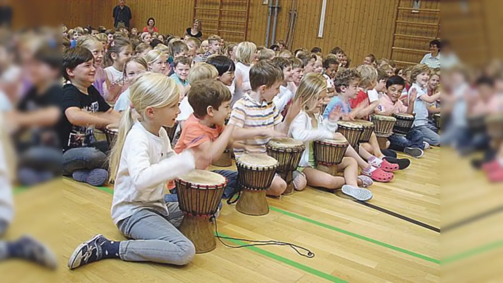 Buschtrommeln so weit das Auge reicht: Die Projektwoche fand große Begeisterung der Kleinen.	 (Foto: VA)