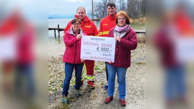 Spendenübergabe: Claudia Weigel (l.) und Beatrice Riedel vom „Pöckinger Oster(Eier)markt” mit Walter Kohlenz (l. hinten), Vorsitzender der DLRG Pöcking-Starnberg, und Alexander Rusche, stellv. Technischer Leiter der DLRG Pöcking-Starnberg<br> (Foto: DLRG Pöcking-Starnberg)
