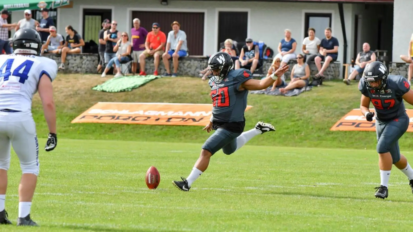 Kicking Spezialist mit Erfahrung im Football und Fußball: Baris Dasar (Mitte) wechselt zu den Munich Cowboys. (Foto: red)