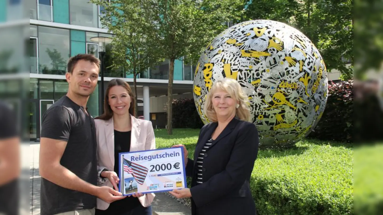 Heike Mayer vom ADAC-Reisebüro übergibt den Gutschein im Wert von 2000 Euro an die glückliche Gewinnerin und ihren Freund Philipp. (Foto: ls)