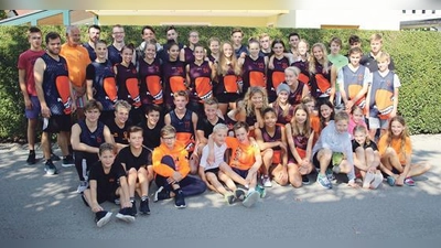 Die Schwimmer und Trainer der Riemerlinger Haie sind überglücklich, dass sie nach langer Renovierungsphase endlich wieder in »ihrem« Schwimmbad trainieren können.	 (Foto: VA)