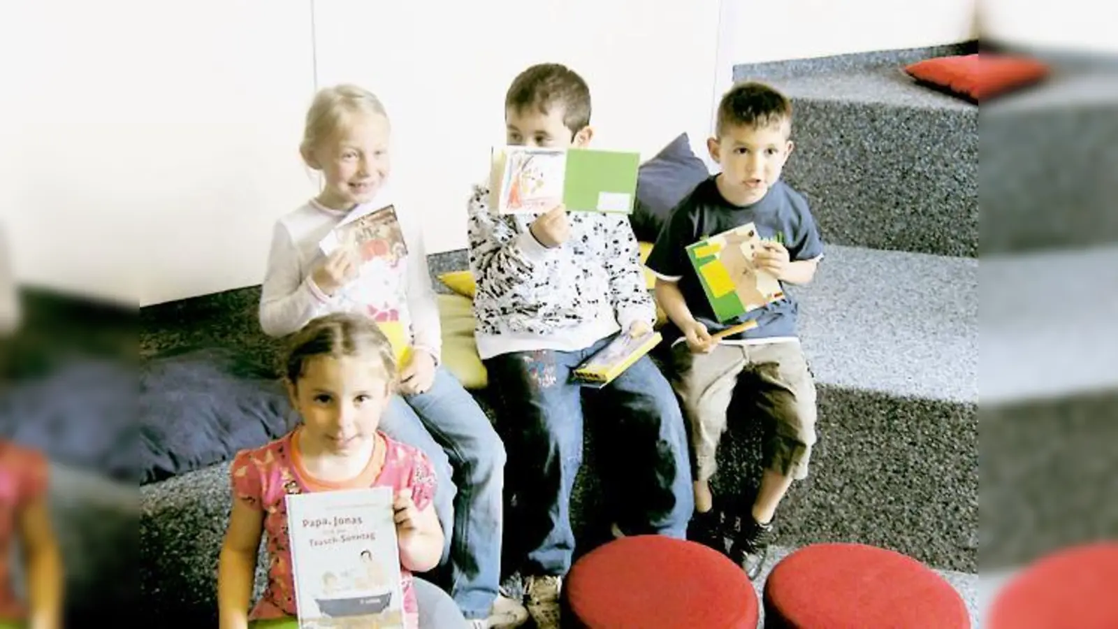 Die Stadtteilbibliothek Moosach präsentiert noch bis Ende Juni die Ausstellung unter dem Motto »Kleine Autoren stellen aus«. 	 (Foto: VA)