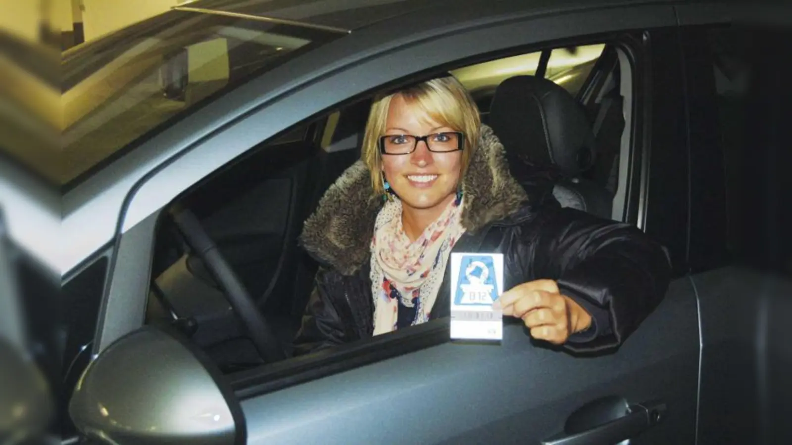 Beim Aufkleben der neuen Österreich-Jahresvignette sollten Autofahrer die Trägerfolie mit Seriennummer gut aufbewahren, rät der ADAC. (Foto: ADAC)