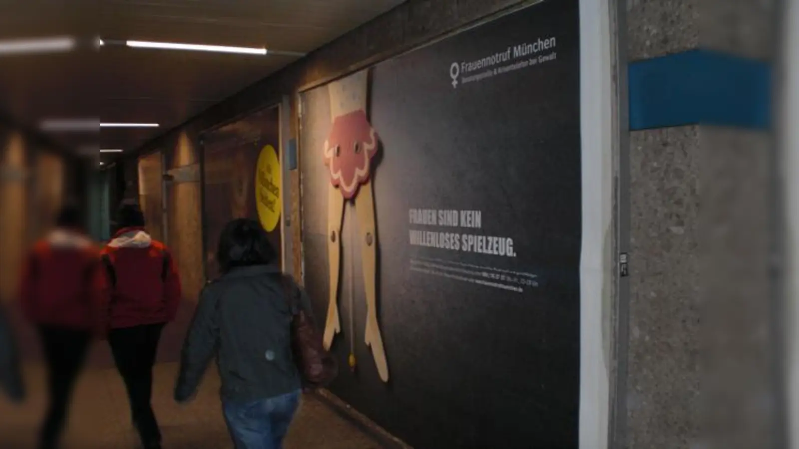 Mit neuen provokanten Plakaten tritt der Frauennotruf München an die Öffentlichkeit: hier ein Plakat im Sperrengeschoss an der U-Bahn-Station Sendlinger Tor.	 (Foto: SE)