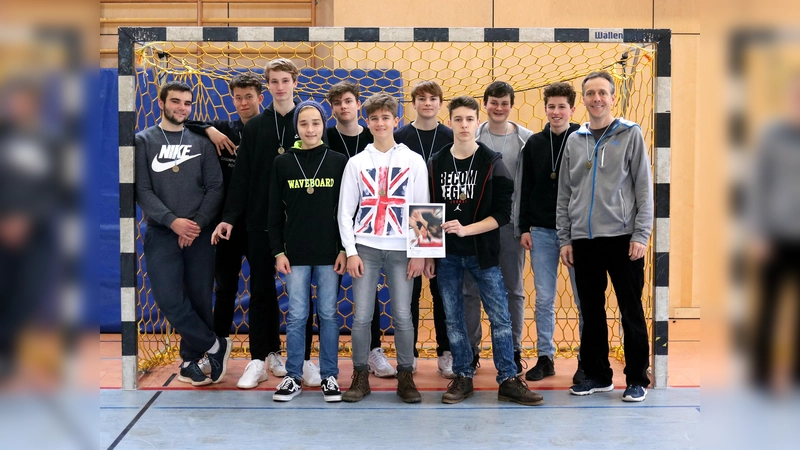 Eine ordentliche Mannschaftsleistung und ein treffsicherer Severin Henrich (3.v. li.) waren die Garanten für das gute Abschneiden der AFG-Handballer. (Foto: Verein)