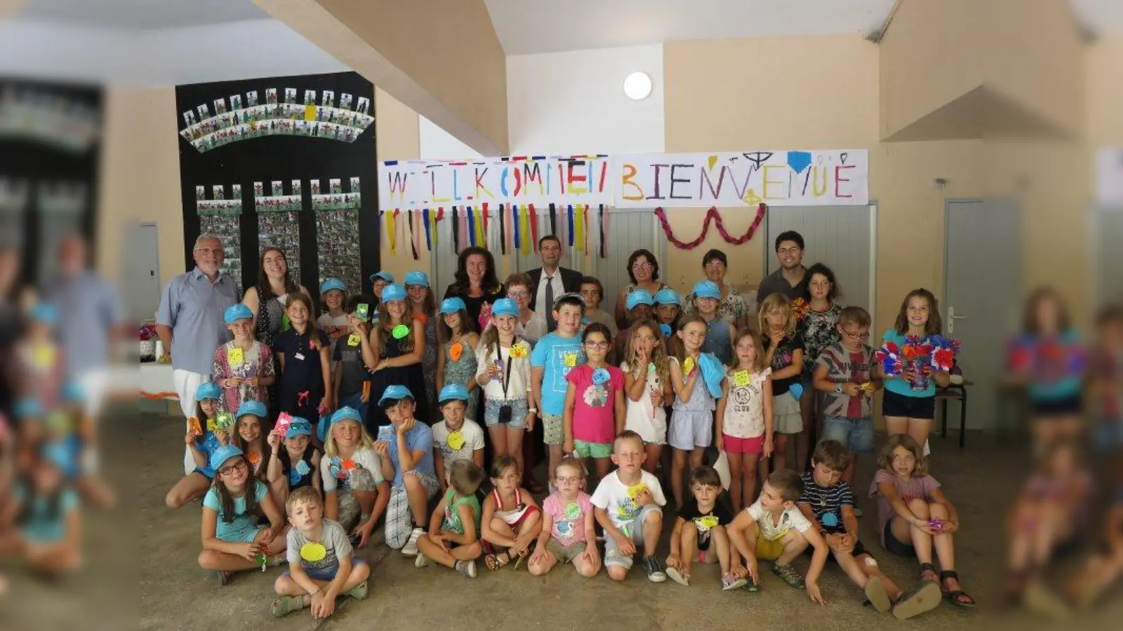Empfang an der Schule von Salles-sur-Verdonin: Auf dem Foto sind alle Austauschschüler sowie die Lehrkräfte, Schulleiter, Schulräte und die Bürgermeisterin versammelt. (Foto: privat)