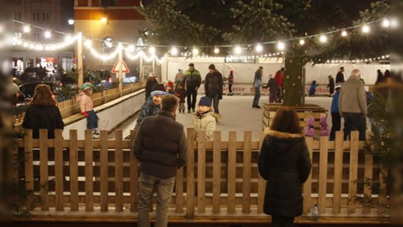 Eiszeit in Erding: Kostenlos für Besucher der Stadt und Schulen für den Sportunterricht: Großzügiges Sponsoring macht es möglich.  (Foto: kw)