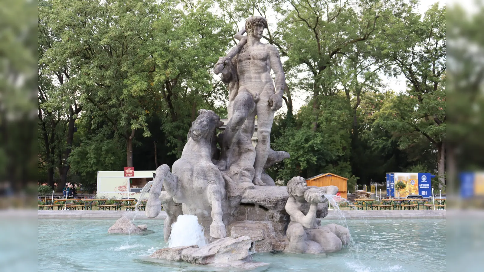 Endlich wieder in seinem angestammten Element: Neptun, der Gott der Flüsse und Quellen, freut sich, dass der ihm gewidmete Brunnen im Alten Botanischen Garten wieder mit Wasser gefüllt ist.  (Foto: mha)