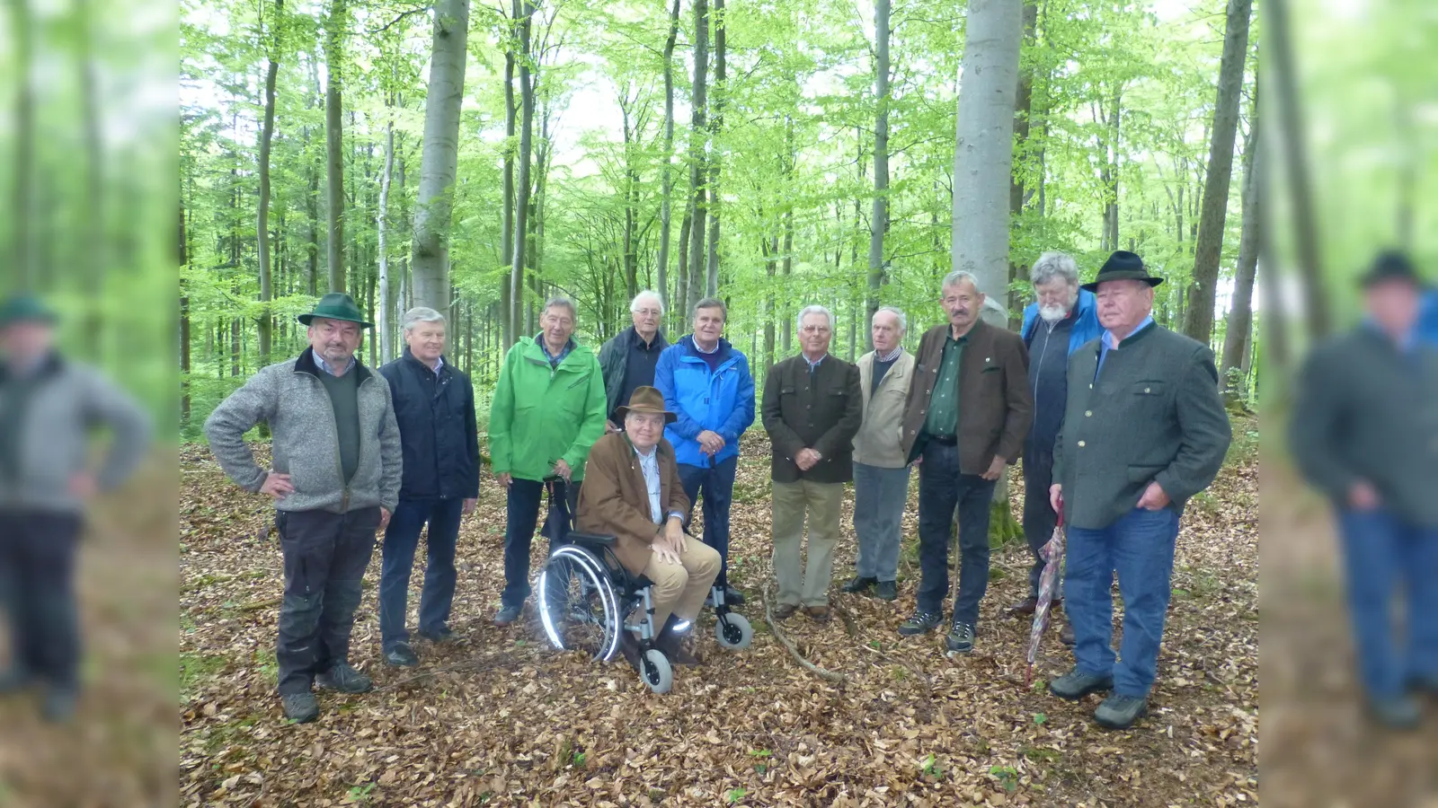 Forstamtsleiter (von links) Dr. Heinz Utschig, Siegfried Eisenschmid (Moosach), Arnold Schmidt (Forstinning), Altlandrat Hans Vollhardt, Altlandrat Gottlieb Fauth, Rudolf Heiler (Grafing),Josef Strigl (Pliening), Johann Hilfer (Oberndorf), Hans Riedl (Bruck), Josef Singer (Frauenneuharting) und Franz Pfluger (Zorneding). (Foto: Georg Rittler)