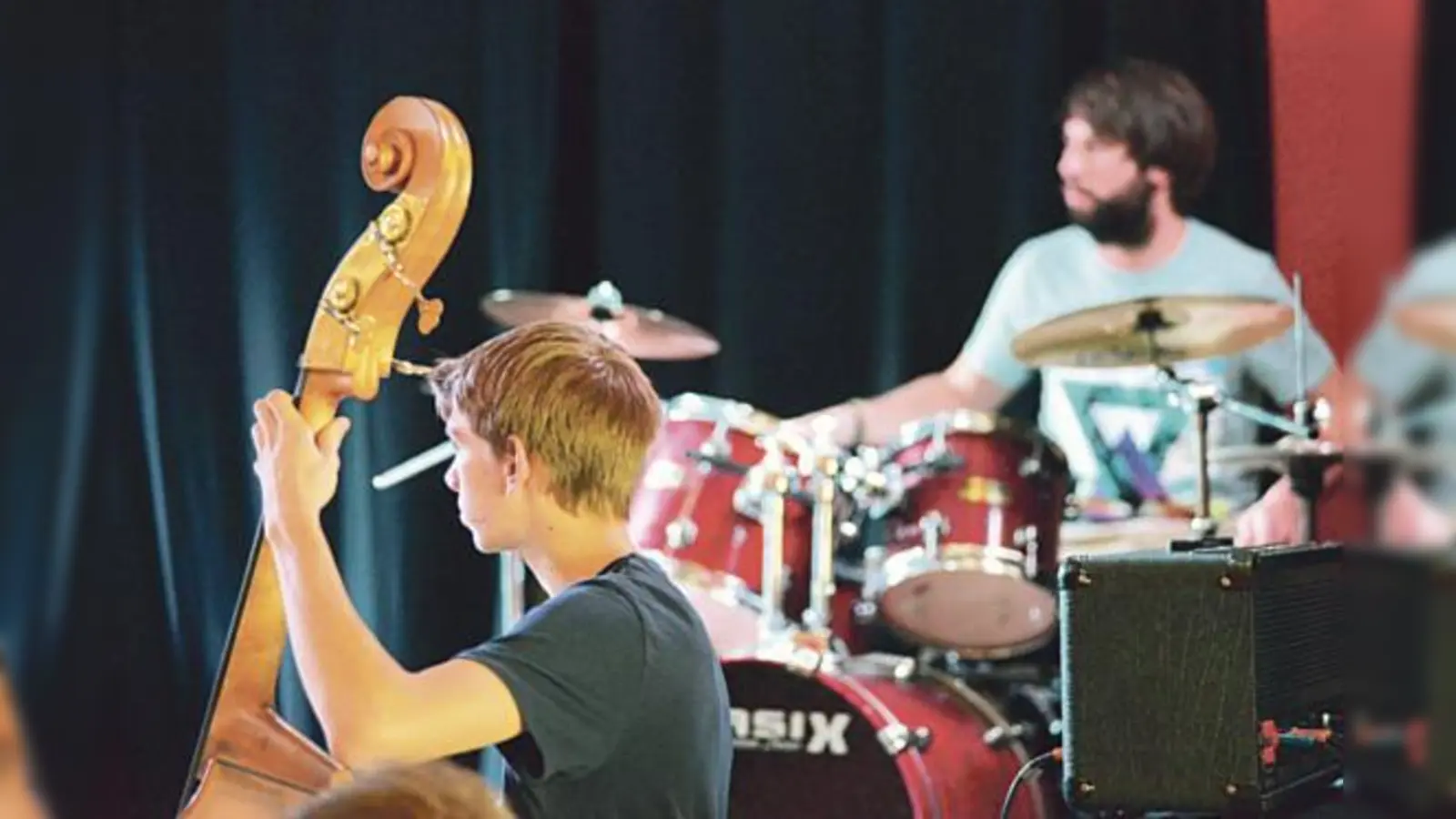 Junge Musiker zeigen was möglich ist: Klassik trifft auf Rock im Zeugnerhof.	 (Foto: VA)