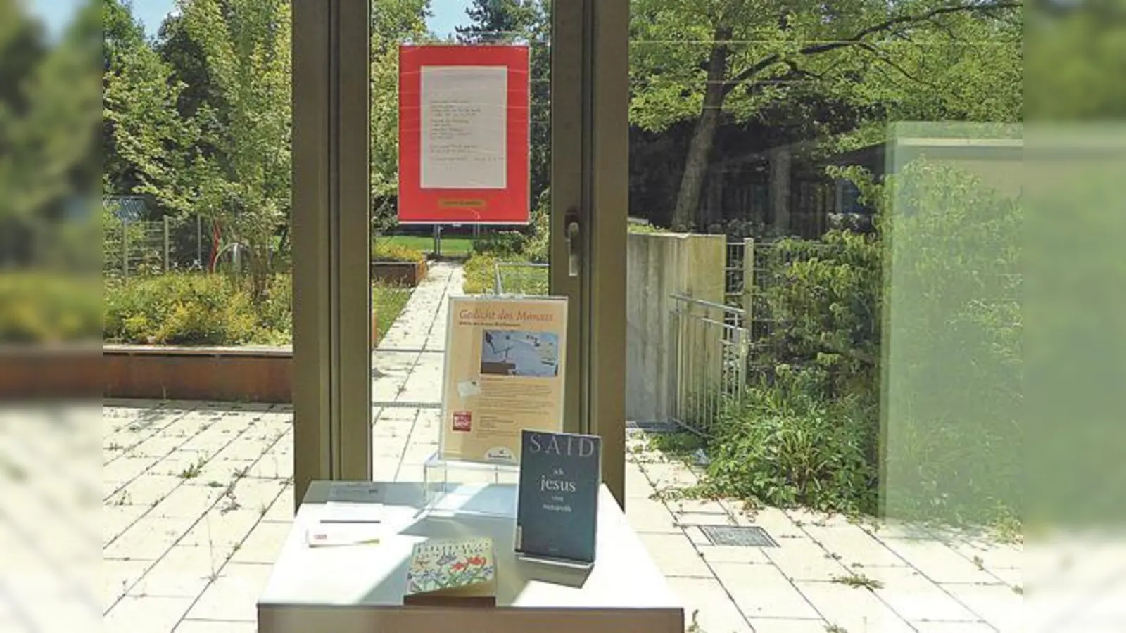 Das »Gedicht des Monats« wird jeweils einen Monat in der Stadtbibliothek Giesing ausgestellt.	 (Foto: Poesiebriefkasten)