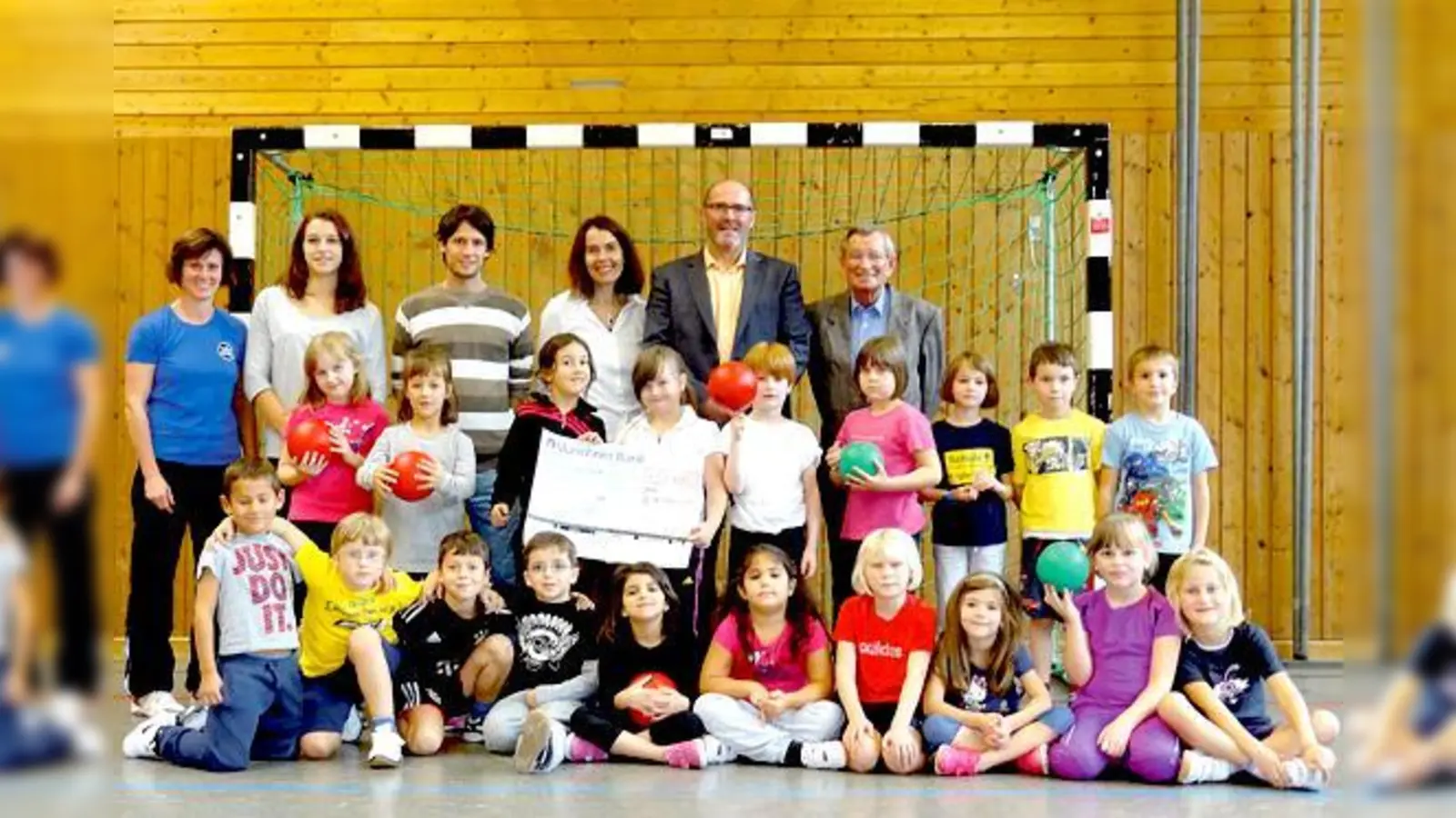 Die Klasse 1a, Susan Vollbrich, FSJlerin beim TSV, Markus Kurze (AWO-Hort), Andrea Zran, Thomas Rizzi und Jürgen Partenheimer. 	 (Foto: privat)