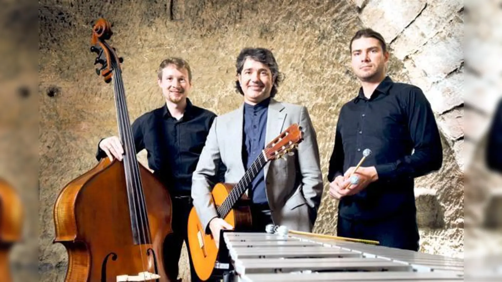 Das Stefan Grasse Trio (v. l.): Alexander Fuchs am Kontrabass, Stefan Grasse an der Gitarre und Dominik Roslon am Vibraphon, Percussion.  	 (Foto: VA)