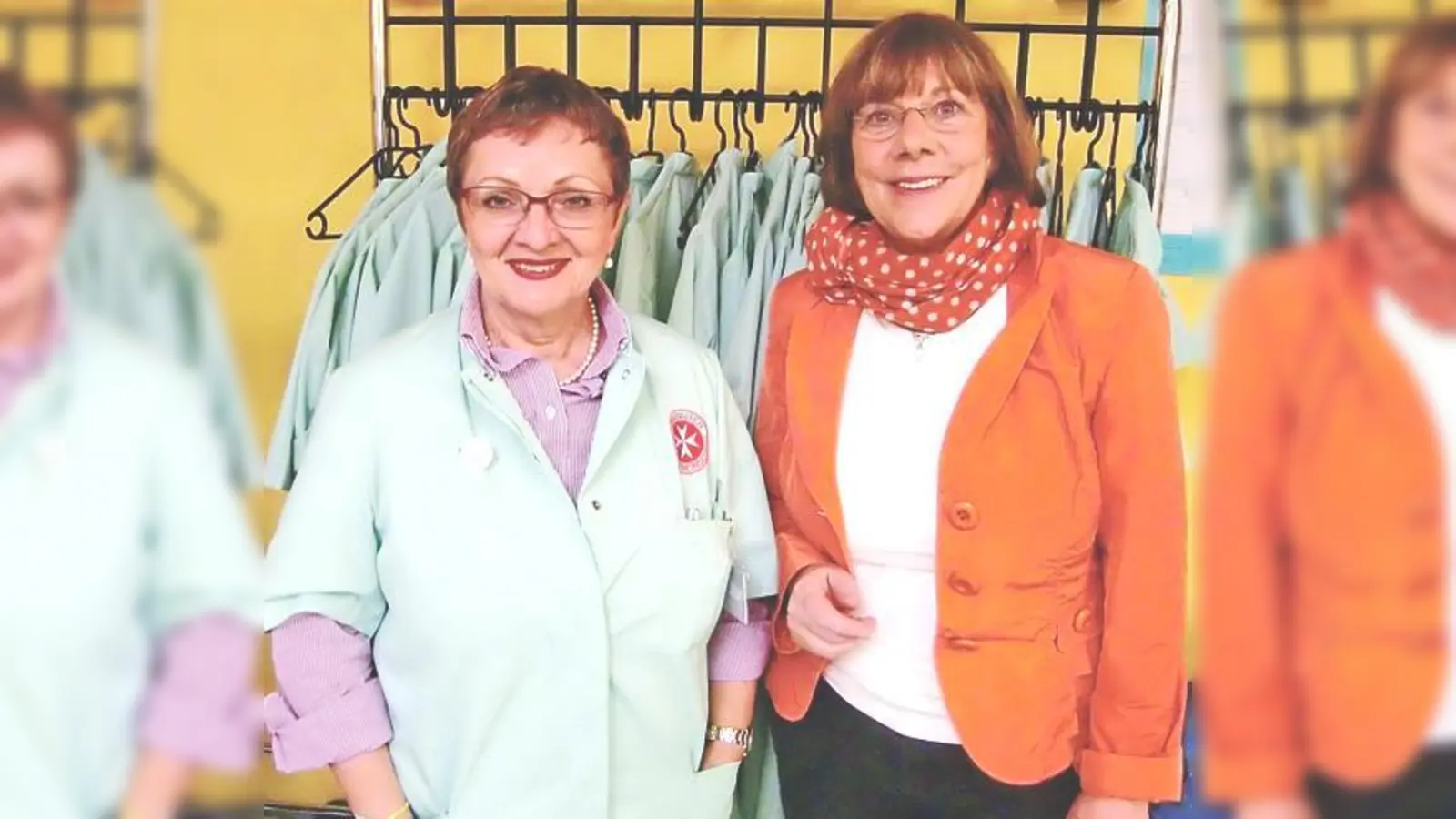 Gabriele Sepper (links, mit Angelika Oberbauer vom Pflege- und Servicemanagement) ist eine der beiden Einsatzleiterinnen der »Grünen Damen und Herren« im Klinikum Bogenhausen, das jetzt seit 30 Jahren besteht.	 (Foto: hgb)