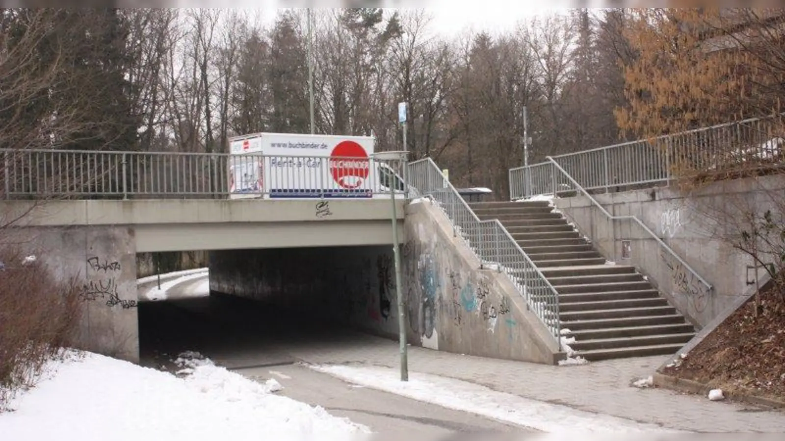 Die Unterführung an der Fürstenrieder Straße, Höhe Haupteingang Waldfriedhof, soll nicht aufgegeben werden. Dafür sprach sich der Bezirksausschauss in seiner Stellungnahme zum Trassierungsbeschluss der Tram-Westtangente aus. (Foto: job)
