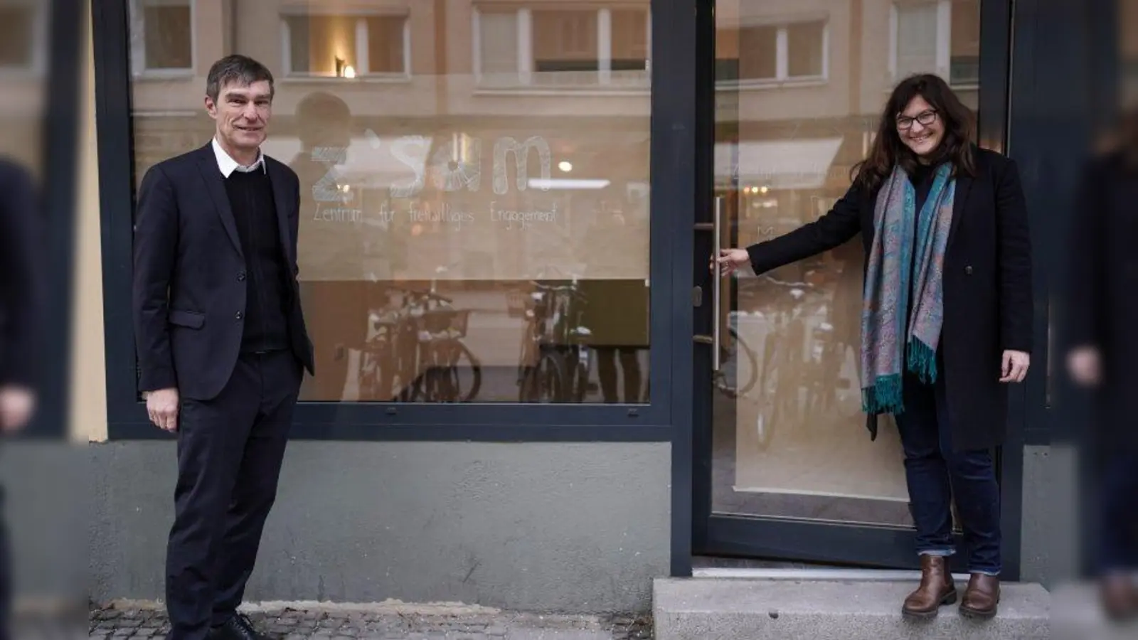 In der Theresienstraße 63 soll ein Ort des Dialogs entstehen. Thorsten Nolting (links), Chef der Diakonie München und Oberbayern, und Sabine Bankauf, Leiterin von z’sam, freuen sich über das neue Freiwilligenzentrum als Anlaufstelle für Bürgergesellschaft. (Foto: Eva Weinmann)