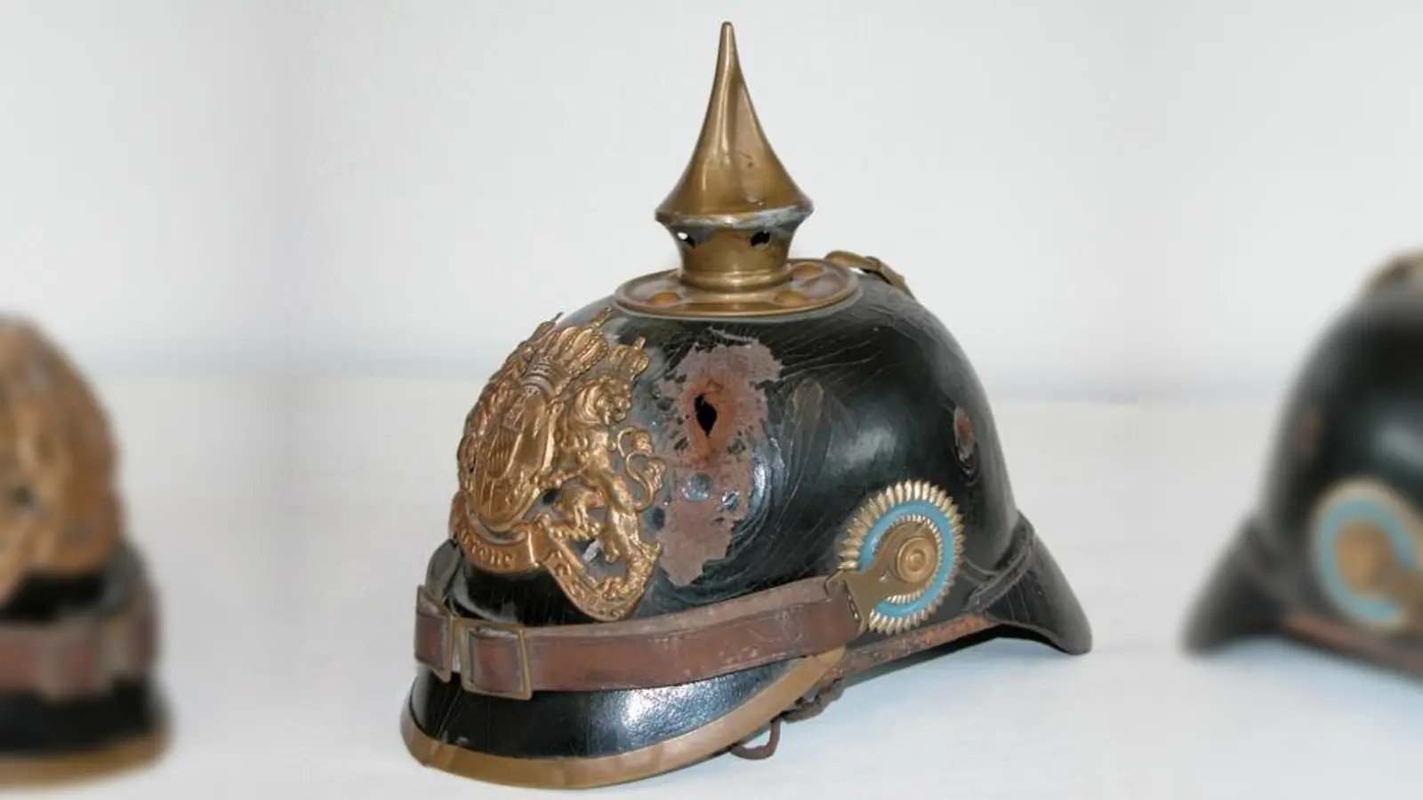 Simon Gammels Pickelhaube mit dem Einschussloch in der Vorderansicht.  (Foto: Haus der Bayerischen Geschichte)