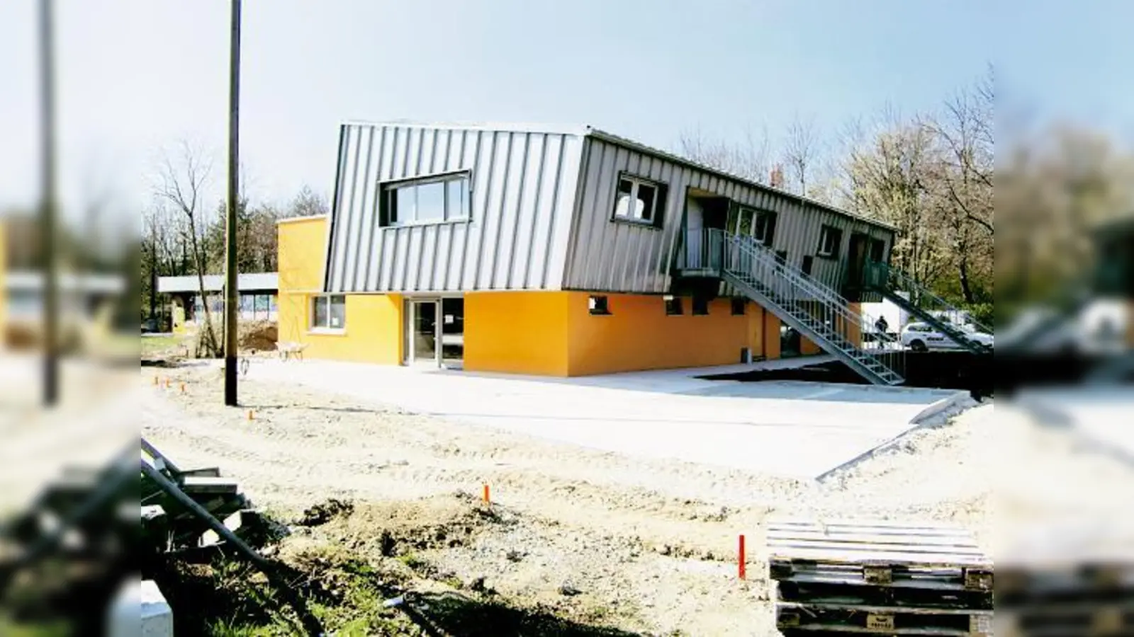 Der neue Jugendtreff an der Englschalkinger Straße 185. Im Hintergrund links: das alte Gebäude, das im Herbst abgerissen wird.	 (Foto: ikb)