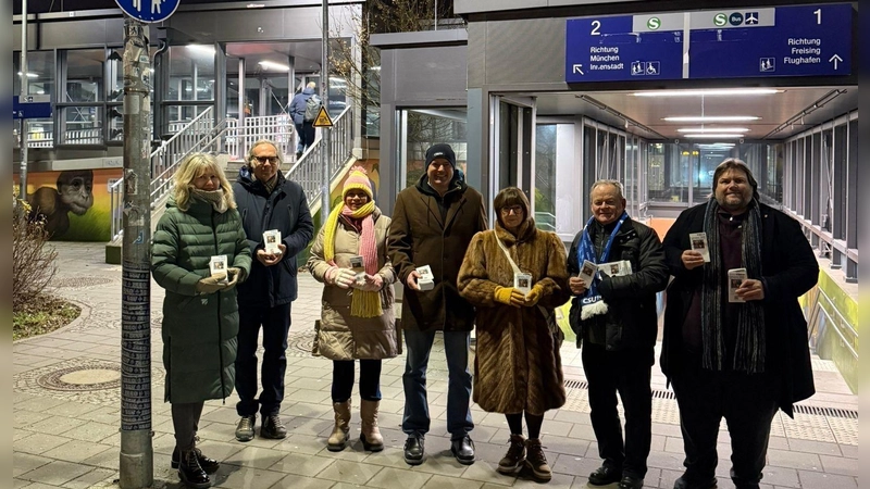 Verteilten gleich nach Erscheinen den Taschenfahrplan: Annette Fritsch, Andreas Erbenich, Marie Kowoll, Thomas Bittner, Evi Götz, Ludwig Pettinger und Stefan Krimmer (v.l.n.r.). (Foto: CSU USH)