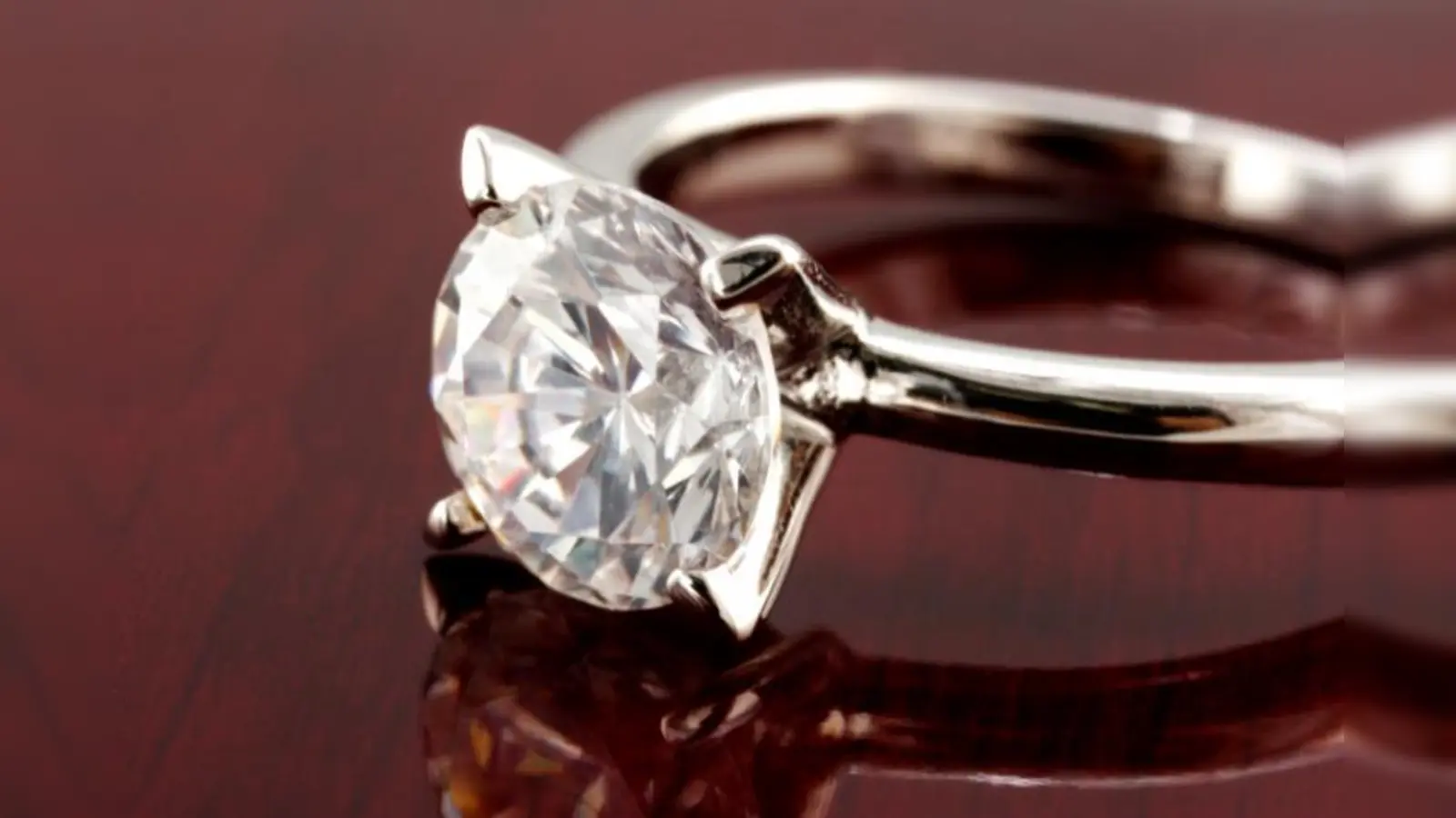 Ein Diamant ist unvergänglich. In Zeiten unsicherer Investments ist diese Aussage wahr wie nie und Schmuck ist nicht nur eine schöne, sondern auch sichere Geldanlage (Foto: istockphoto.com/ProArtWork)