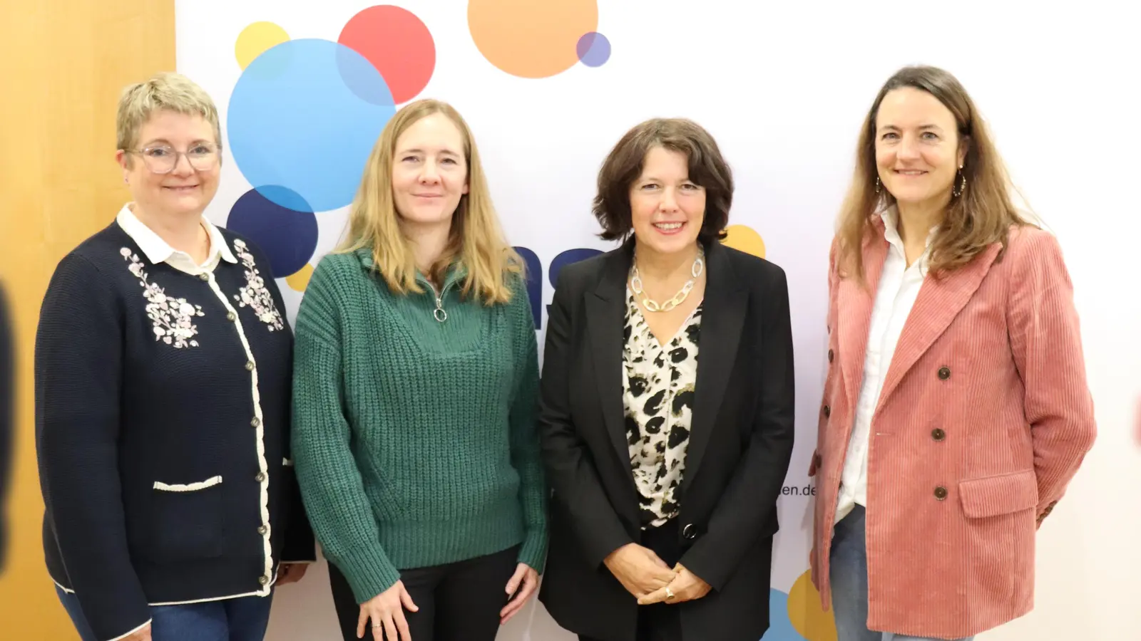 Christiane Lehners (3. Bürgermeisterin Taufkirchen), Christine Himmelberg (Ortsvereinsvorsitzende der SPD), Silvia Engelhardt (Geschäftsführung vhs) und Doris Richter (Moderation) freuen sich auf viele Teilnehmer an der Gesprächsrunde. (Foto: vhs Taufkirchen)