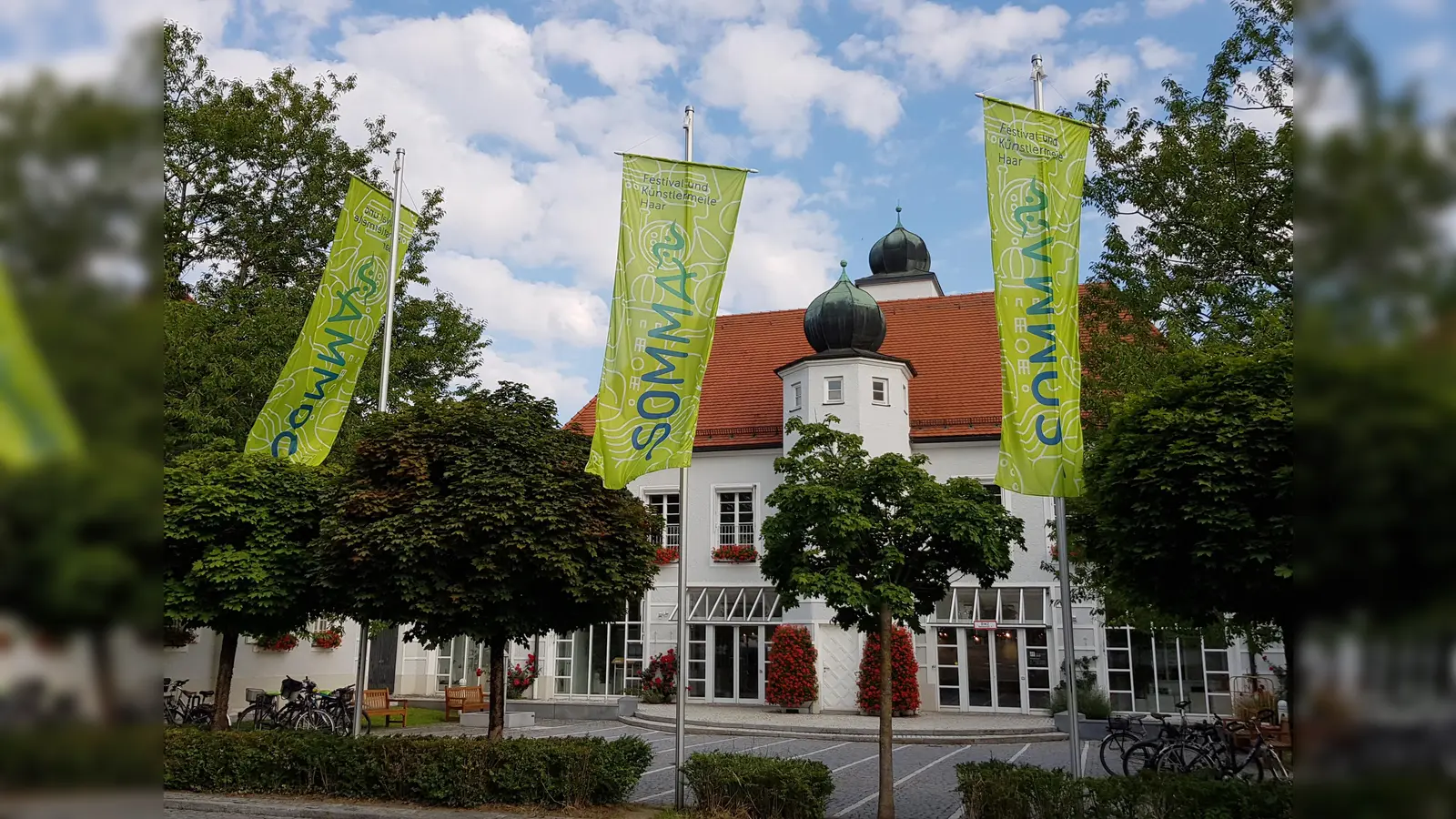 Die Flaggen vor dem Rathaus werden wieder gehisst, wenn Haar das SOMMA-Festival feiert. (Foto: Janina Kufner)