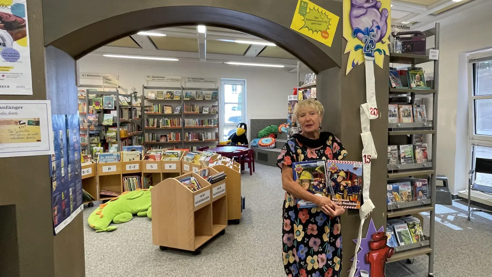Ingrid Pohl vom Team der Gemeindebibliothek Grünwald freut sich mit ihren Kolleginnen auf viele Teilnehmer beim SommerLeseClub. (Foto: hw)