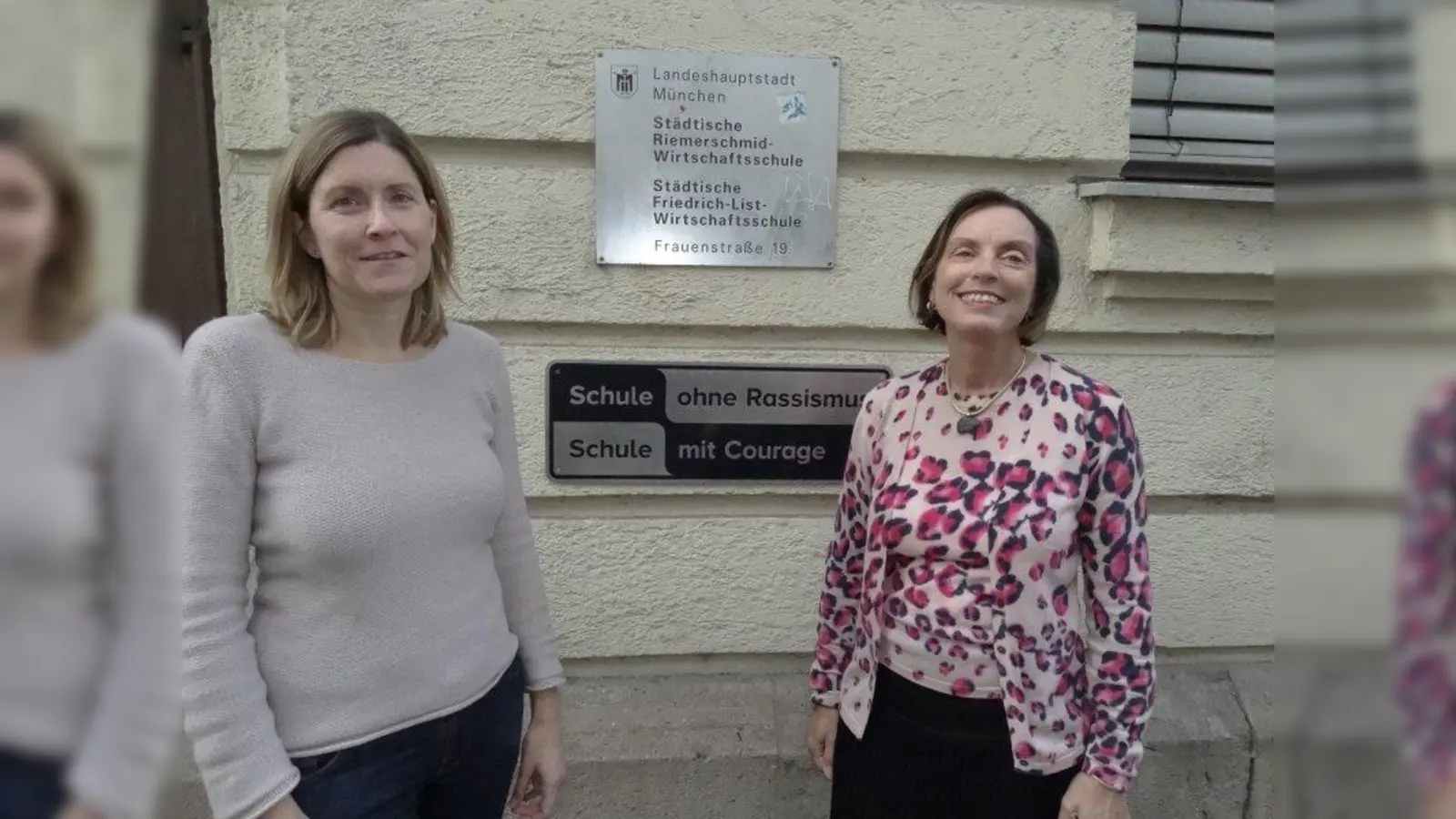 Seit Februar dieses Jahres ist die städtische Riemerschmid-Wirtschaftsschule ganz offiziell eine „Schule ohne Rassismus - Schule mit Courage”. Darüber freuen sich Britta Struve, Lehrerin für Sozialkunde und Wirtschaft (links) und Schulleiterin Heidemarie Valentiner. (Foto: tab)