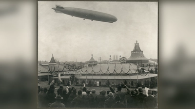 Spektakulärer Anblick: Am 1. Oktober 1929 fuhr das Luftschiff LZ 127 „Graf Zeppelin” über die Oktoberfestwiese. Die „Graf Zeppelin” hatte in den beiden Monaten zuvor den Erdball umrundet und innerhalb von 35 Tagen 49.618 km zurückgelegt. Von 1931 bis 1937 pendelte sie regelmäßig zwischen Deutschland und Brasilien über den Atlantik. (Foto: Stadtarchiv München DE-1992-FS-ERG-B-2255)