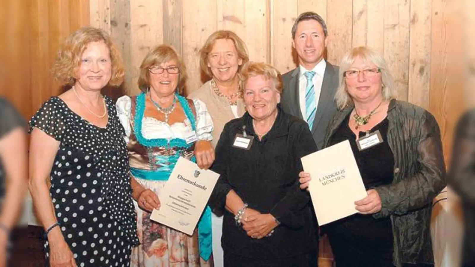Johanna Krimmer, Gabriele Schwarzer und Evi Birkhölzer-Schmidt mit Kreisrätin Huber (g. l.), Landrätin Rumschöttel (3. v. l.) und Bürgermeister Christoph Böck.	 (Foto: Stadt Unterschleißheim)