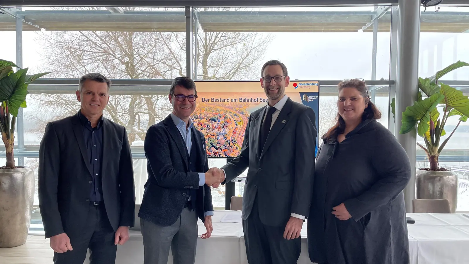 Offizielle Einigung: Bürgermeister Patrick Janik (dritter von links) und Stadtbaumeister Stephan Weinl (ganz links) mit den Bahn-Vertretern Christoph Herzog und Mareike Schoppe.  (Foto: Stadt Starnberg)
