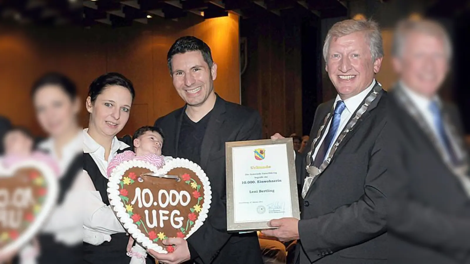 Leni mit ihren Eltern Katja und Jürgen Bertling.  Bürgermeister Schwarz überbrachte die Glückwünsche der Gemeinde.  (Foto: U. Baumgart)