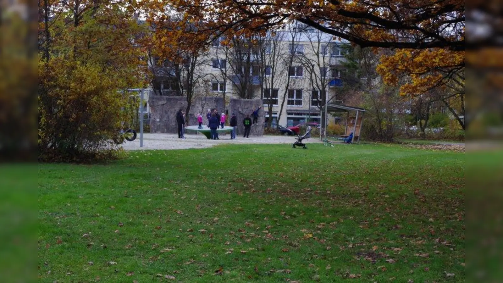 Mit der Einrichtung eines sogenannten  Calisthenics-Parks sollen an der Burgkmairwiese zusätzliche Spiel- und Freizeitangebote entstehen. (Foto: kö)