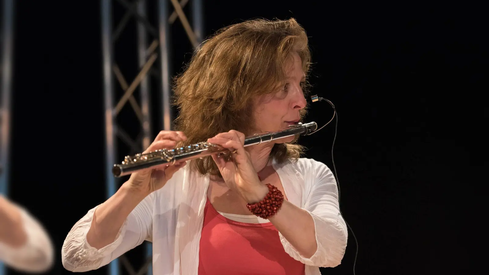 Monika Olszaks Improvisationen von Flöte oder Saxofon fließen in gesprochenen oder gesungenen Text von zeitgenössischen Literaten. (Foto: Roland Altmann)