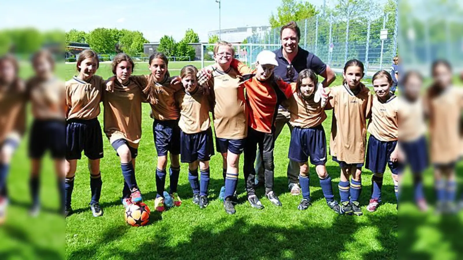»Mädchen IV«-Team der Echinger Realschule mit ihrem Coach Patrick Hahn: Lena Groszek, Luna Keiser, Lena Stenzenberger, Yasemin Güler, Verena Schmid, Sarah Borck, Sophia Seifert, Veronika Westermeier, Franca Brosch.	 (Foto: bb)
