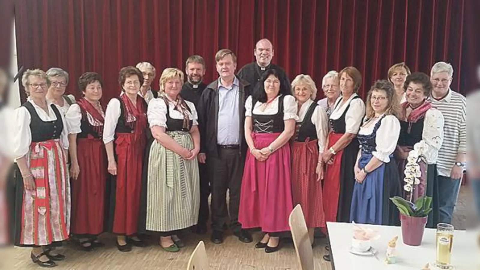 Die versammelte Frauengemeinschaft Hohenlinden hat ihre Vortstandschaft wiedergewählt.	 (Foto: privat)