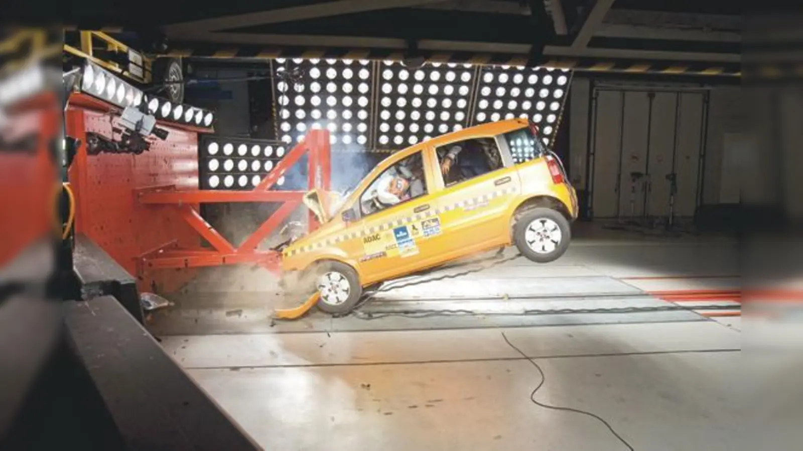 Der Crashtest simuliert einen Frontalaufprall gegen einen Baumstamm. 	 (Foto: ADAC)