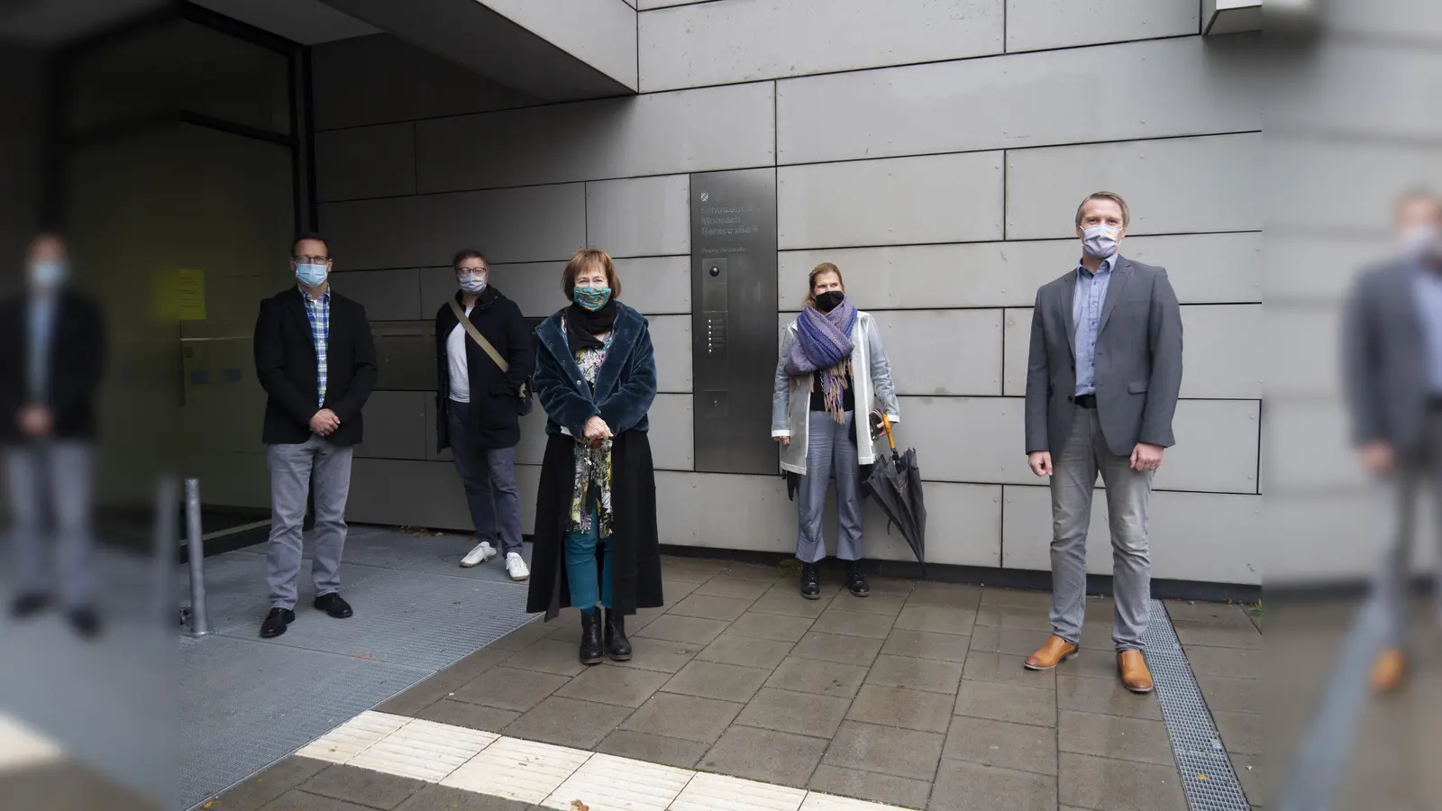 Bei ihrem Besuch in der Artur-Kutscher-Realschule in Moosach haben sich die Stadtratsmitglieder Lars Mentrup und Julia Schönfeld-Knor (beiden hinten) über den Stand der Digitalisierung an Münchens Schulen informiert. (Foto: privat)