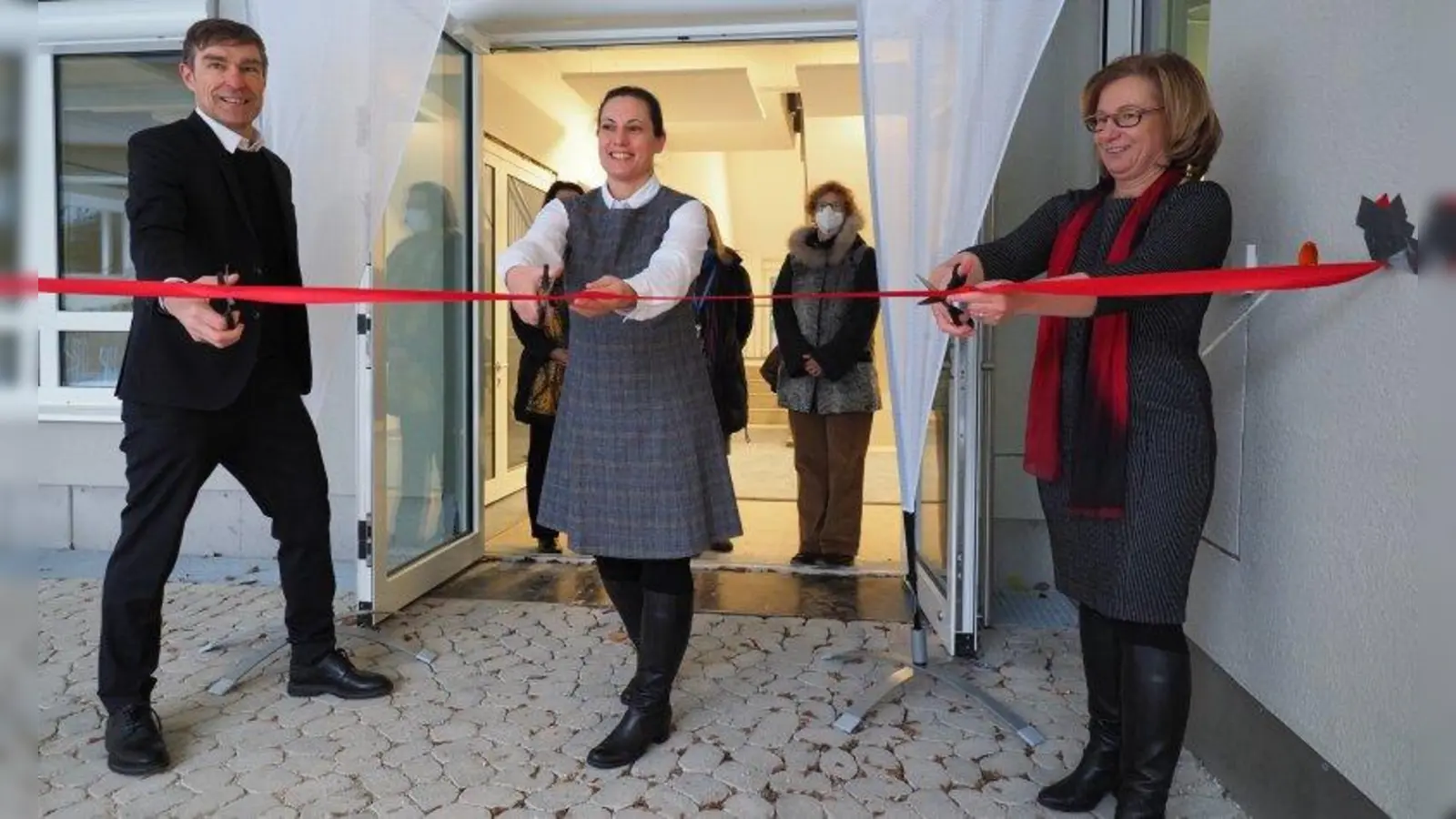 Neue Räume, mehr Möglichkeiten (von links): Vorstand Thorsten Nolting, Einrichtungsleitung Daniela Di Valentin und Margit te Brake, Abteilungsleitung der Kindertagesbetreuung, eröffneten am 14. Januar die Fachakademie für Sozialpädagogik. (Foto: Innere Mission München)